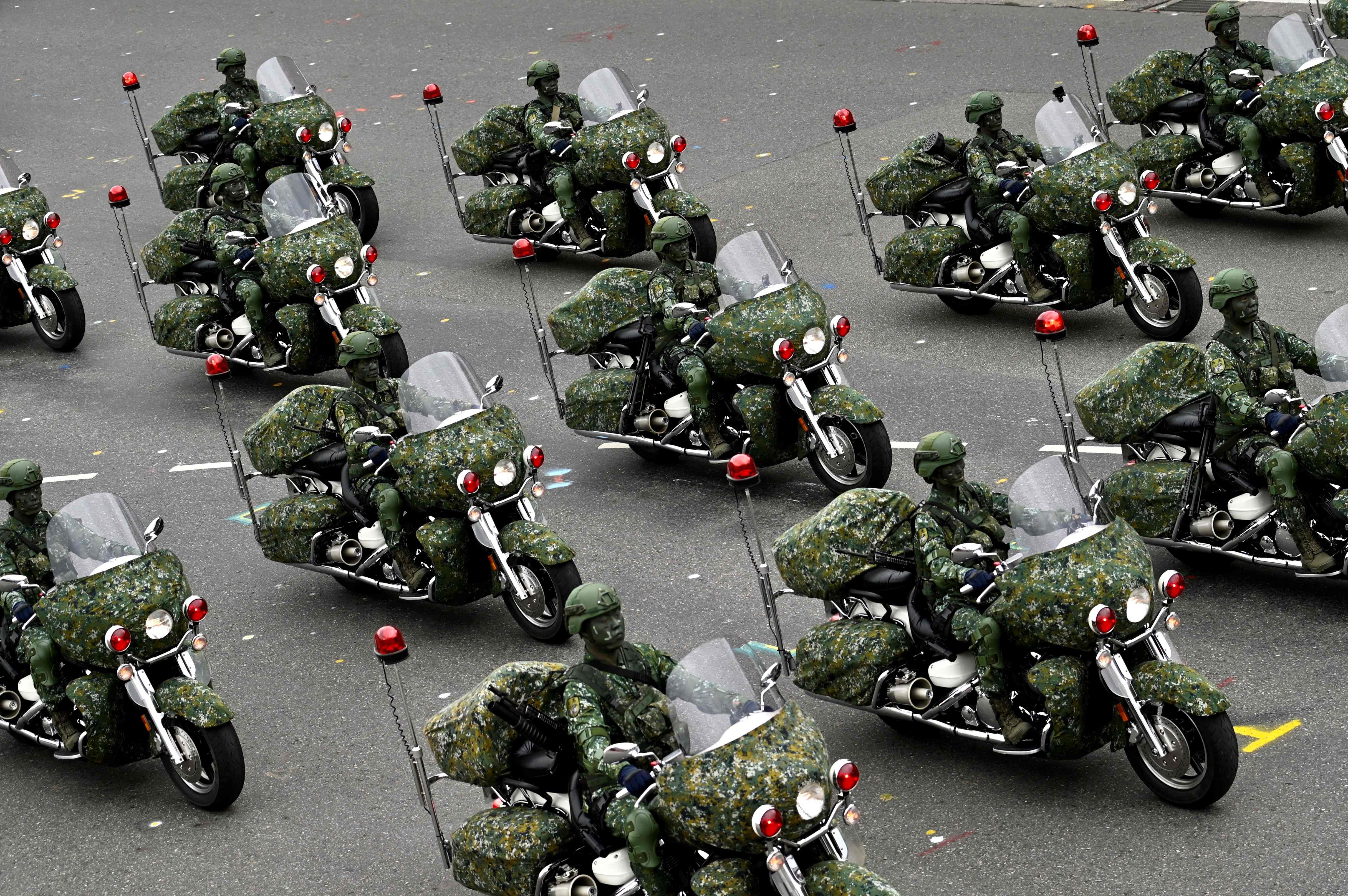 Parade polisi militer di depan Istana Kepresidenan Taiwan di Kota Taipeh, 10 Oktober 2020.