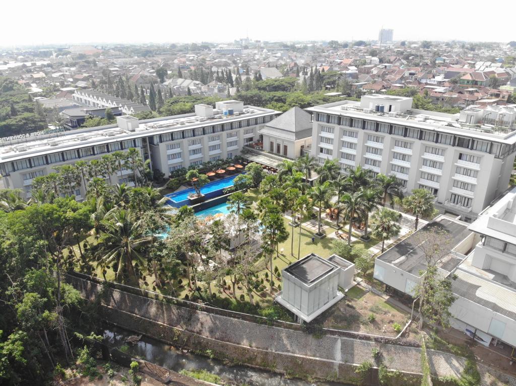 Harris Hotel & Conventions Malang terletak di pusat Kota Malang, Jawa Timur.