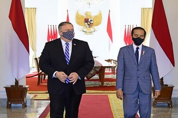 Presiden Joko Widodo berjalan sambil berbincang dengan Menteri Luar Negeri Amerika Serikat Mike Pompeo, kemarin.