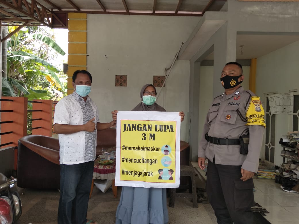 Anggota Bhabinkamtibmas Polsek Pahandut saat sosialiasi Prokes ke Warga Palangka Raya