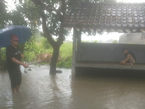 HUJAN deras yang mengguyur sejak dini hari, Sabtu (10/10) mengakibatkan senderan dan tembok jebol serta merobohkan bangunan suci (pelinggih)