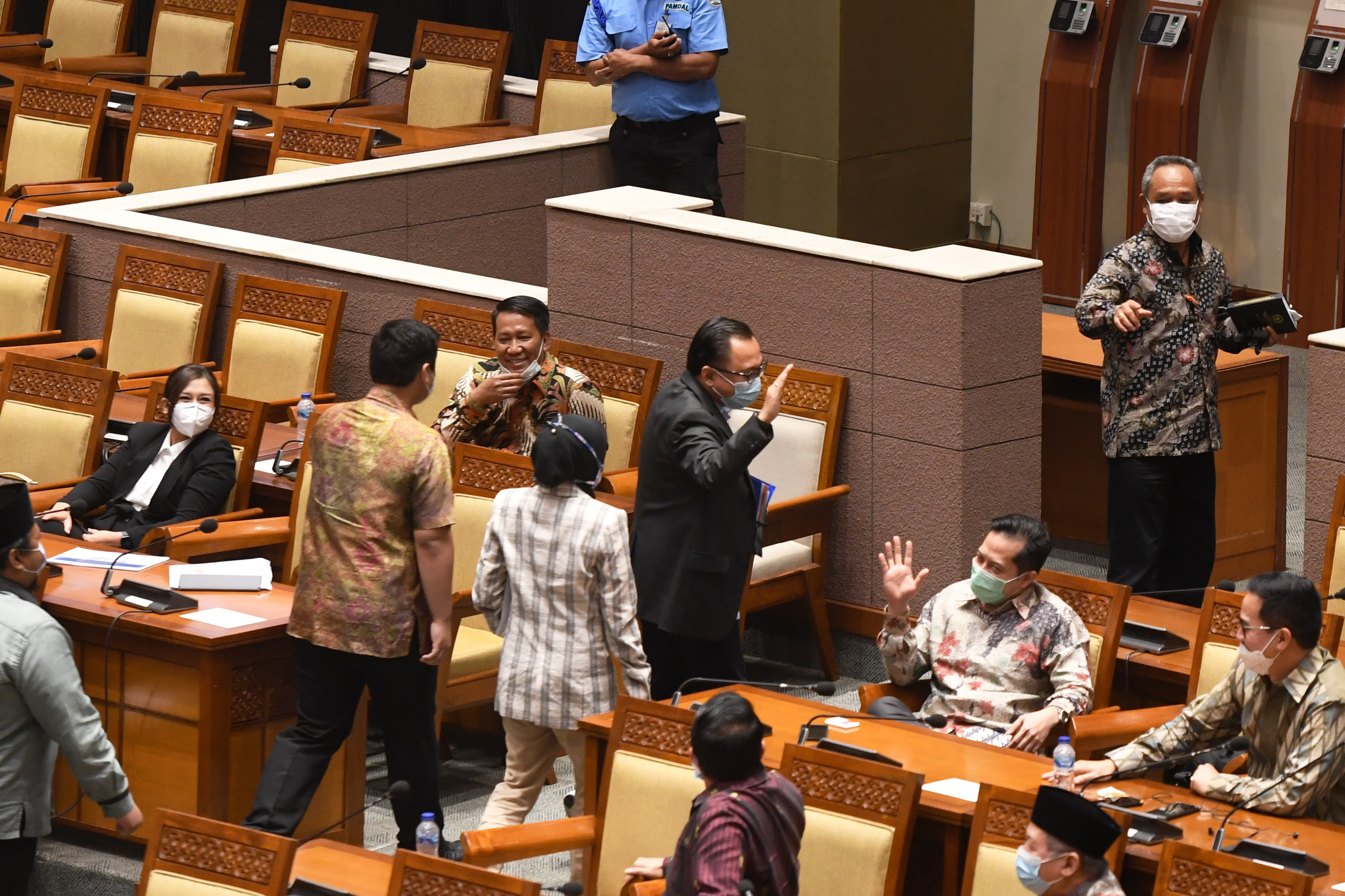Suasana sidang pengesahan RUU Cipta Kerja di Gedung DPR RI, Senin (5/10/2020). Saat ini ada 18 anggota DPR RI positif covid-19.