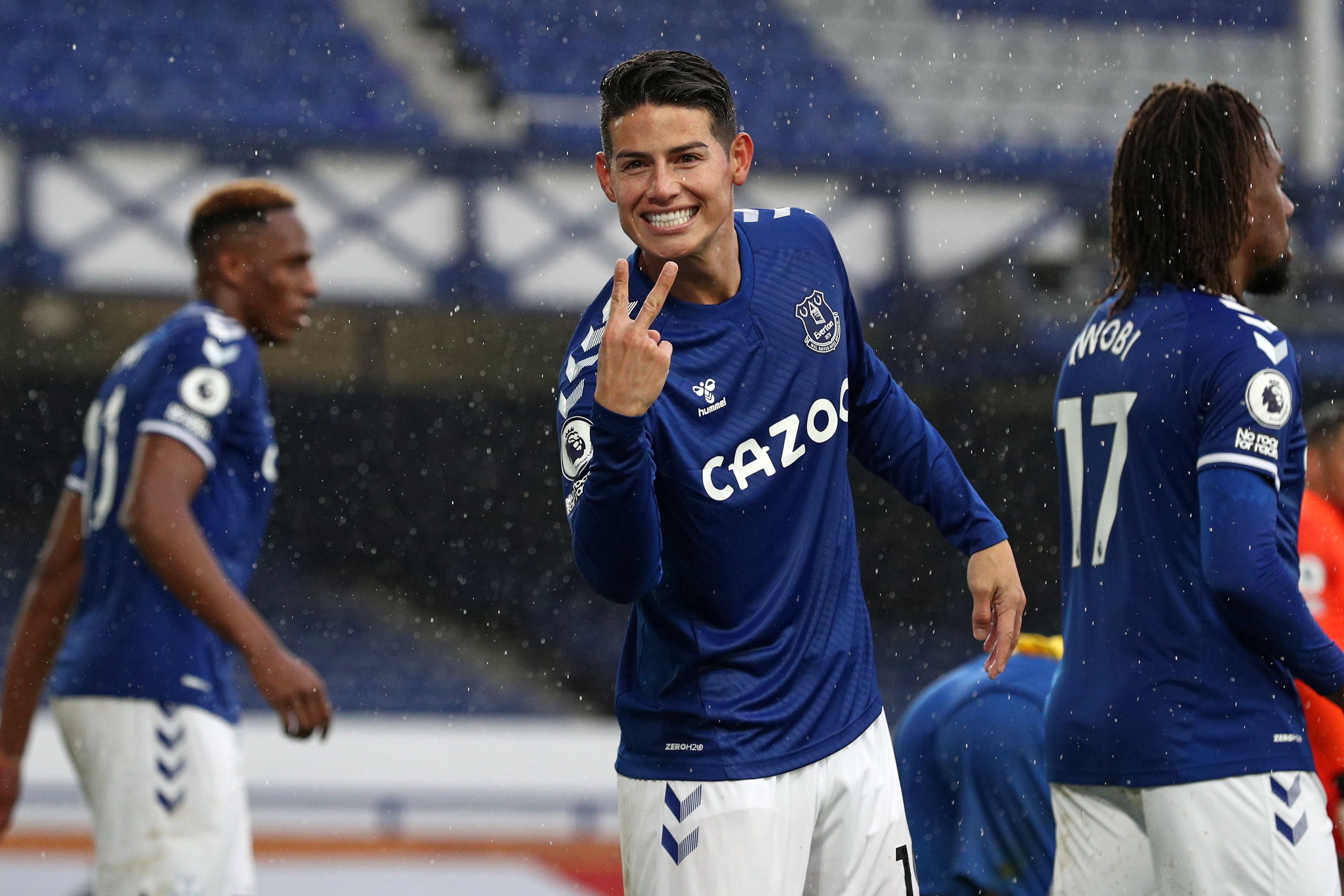 Bintang Everton James Rodriguez melakukan selebrasi usai mencetak gol ke gawang lawan.
