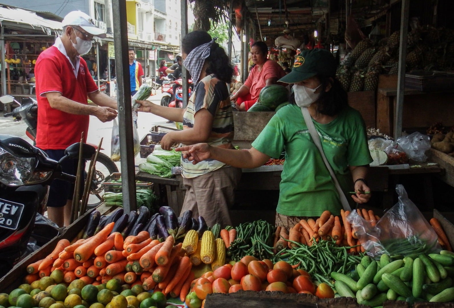  Pedagang melayani pembeli di pasar Rawalumbu, kota Bekasi, Jawa Barat, Selasa (24/3/2020). 