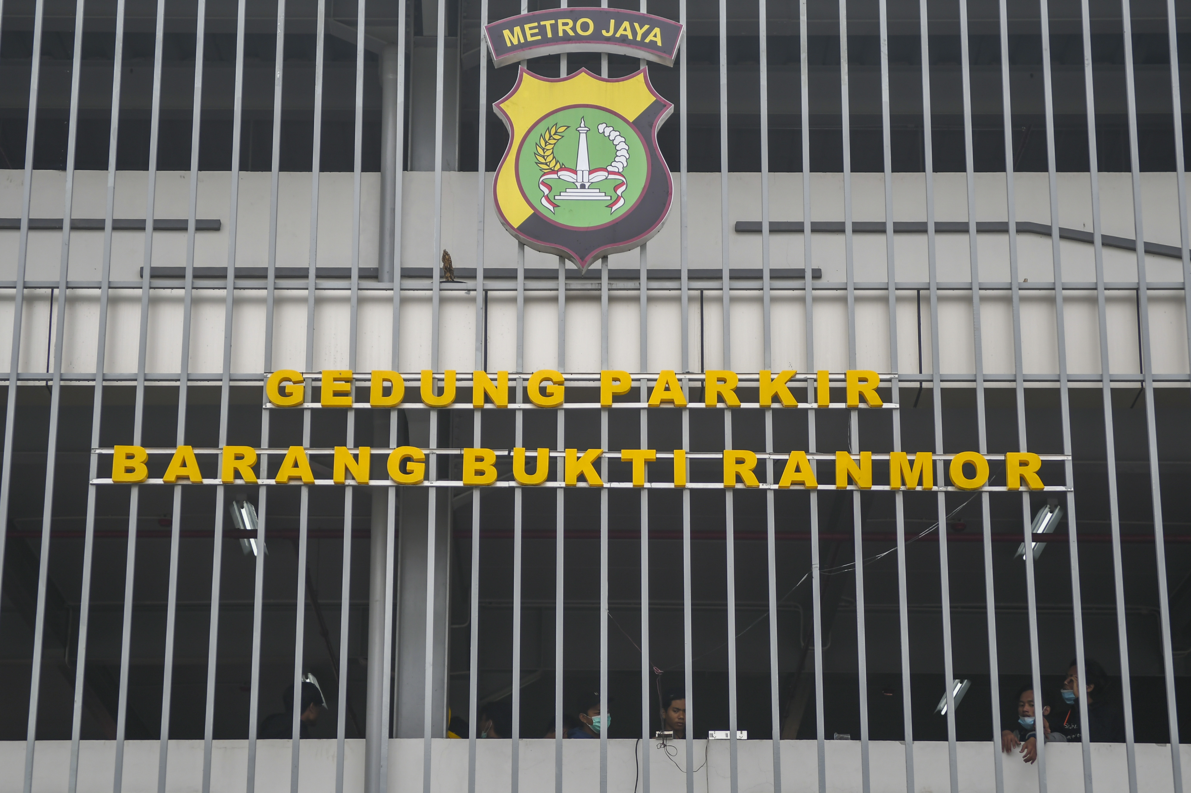 Sejumlah pengunjuk rasa yang menolak UU Cipta Kerja diamankan petugas Kepolisian karena diduga terlibat kericuhan.