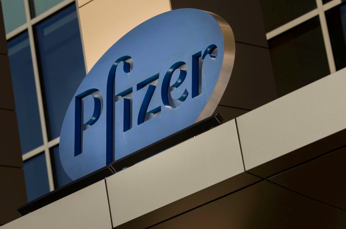 Logo perusahaan Pfizer terpasang di sebuah gedung di wilayah Massachusetts.