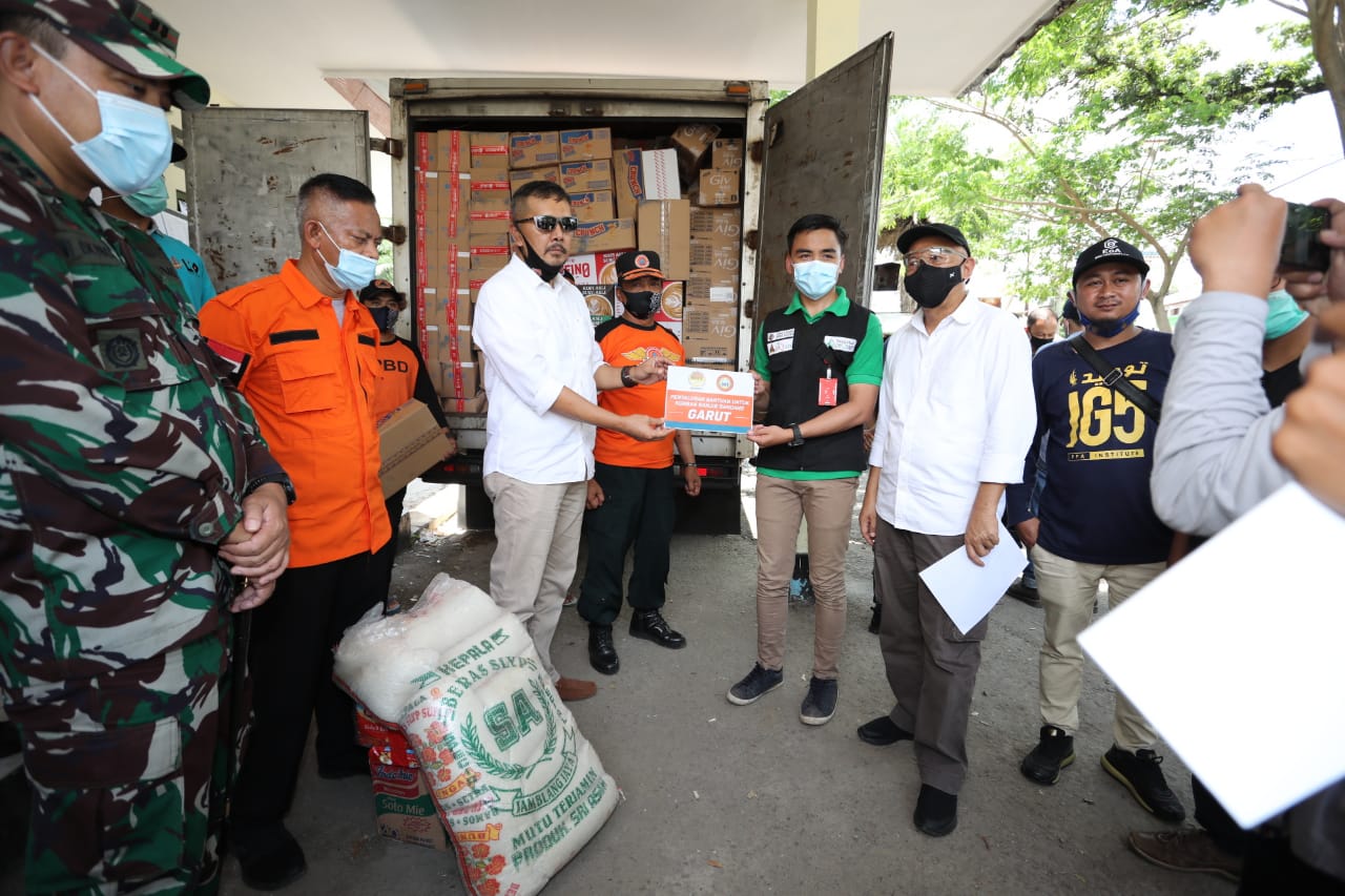 Menkop UKM Teten Masduki memberi bantuan kepada warga dan UKM yang jadi korban banjir bandang di Garut Selatan, Jawa Barat.   