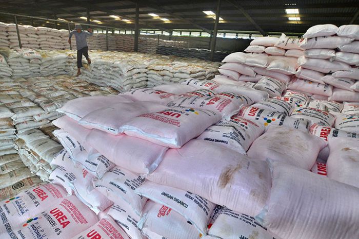 Gudang penampungan pupuk bersubsidi bagi petani yang bergabung dengan kelompok tani di Indramayu, Jawa Barat. 