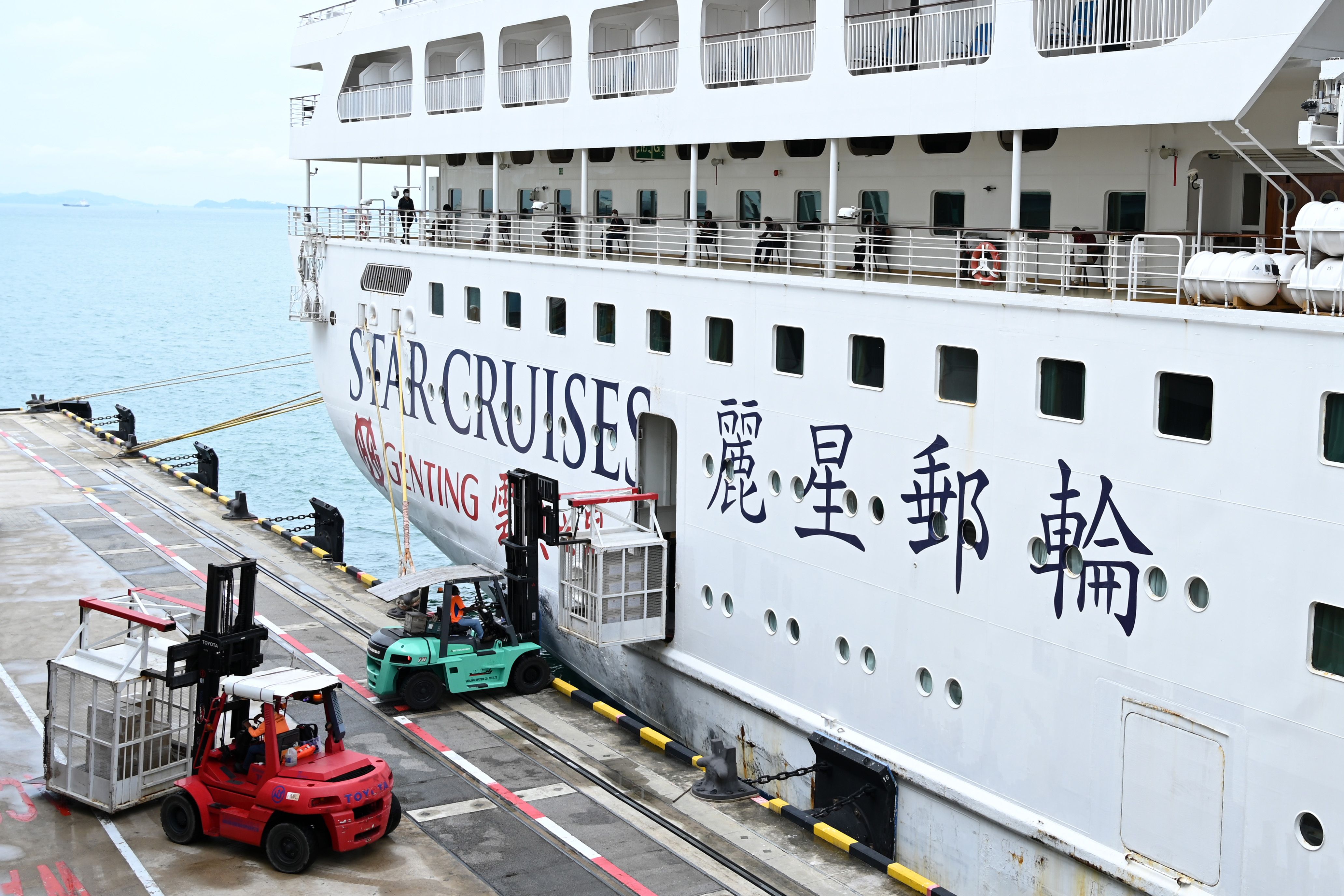 Sebuah Kapal Pesiar Bersandar di Marina Bay Singapura