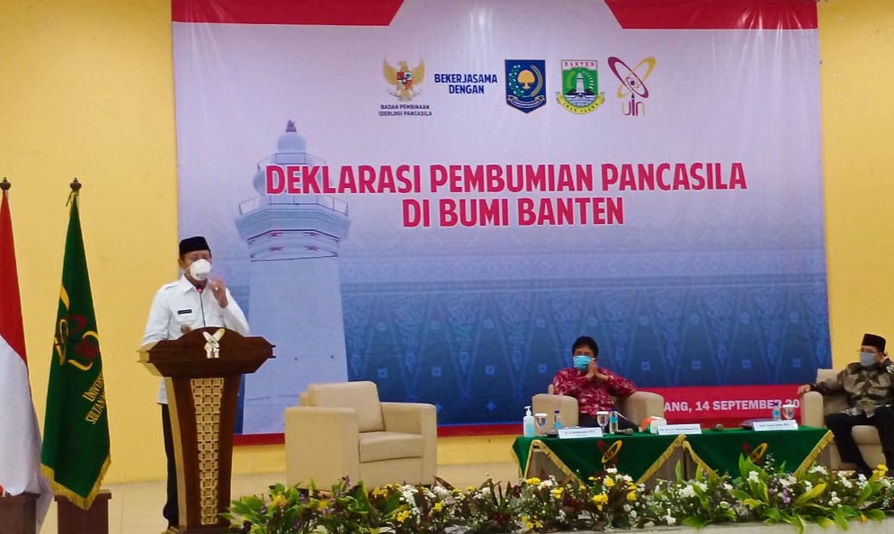 Gubernur Banten Wahidin Halim di podium.