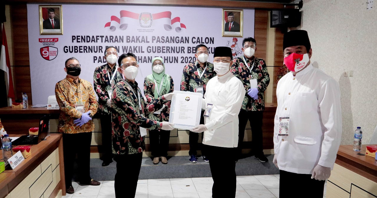 Pasangan calon Gubernur dan Wakil Gubernur Bengkulu, Rohidin Mersyah (kedua dari kanan) dan Rosjonsyah (kanan), menyerahkan berkas.