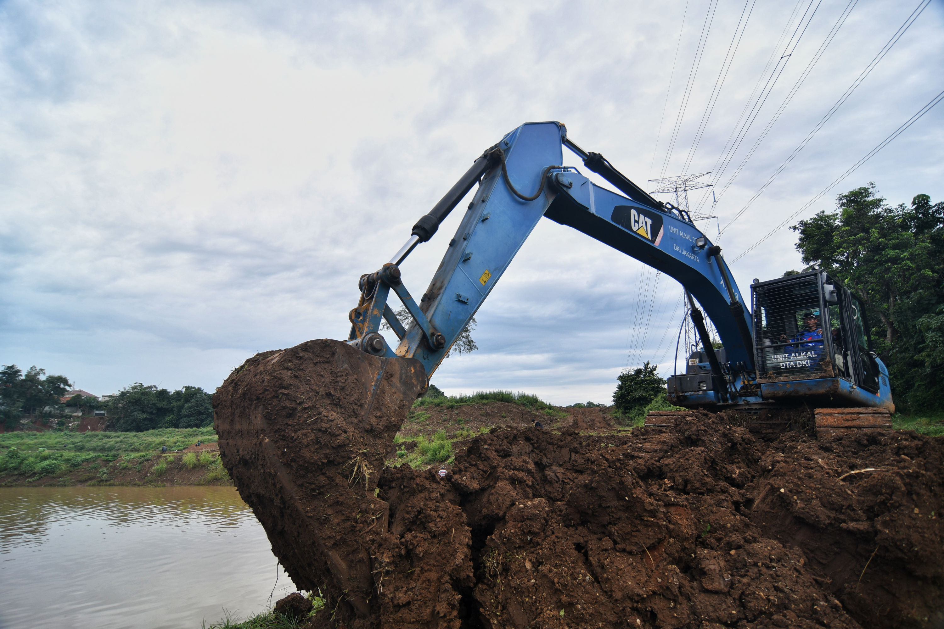 Ilustrasi--Petugas menggunakan alat berat saat mengerjakan pembuatan sodetan dari Kali Sunter ke Waduk Pondok Ranggon, Jakarta Timur.
