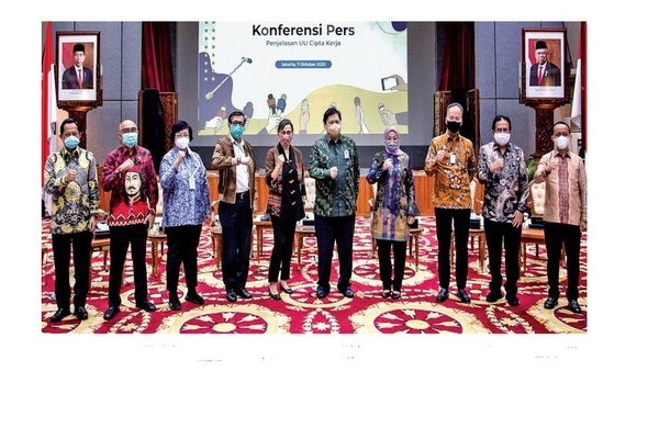 Para menteri dan pejabat terkait UU Cipta Kerja berfoto seusai konferensi pers penjelasan UU Cipta Kerja di Jakarta, kemarin.