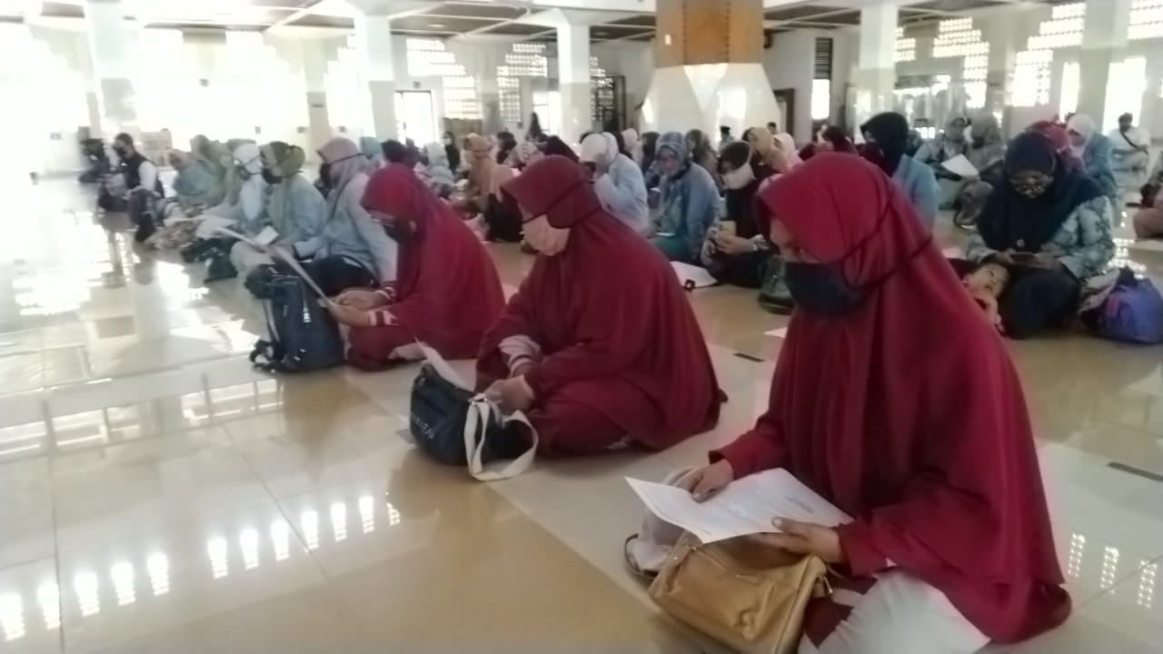 Warga bersama ulama menggelar doa bersama di Masjid Agung Kota Tasikmalaya untuk Wali Kota Budi Budiman agar proses hukumnya lancar.