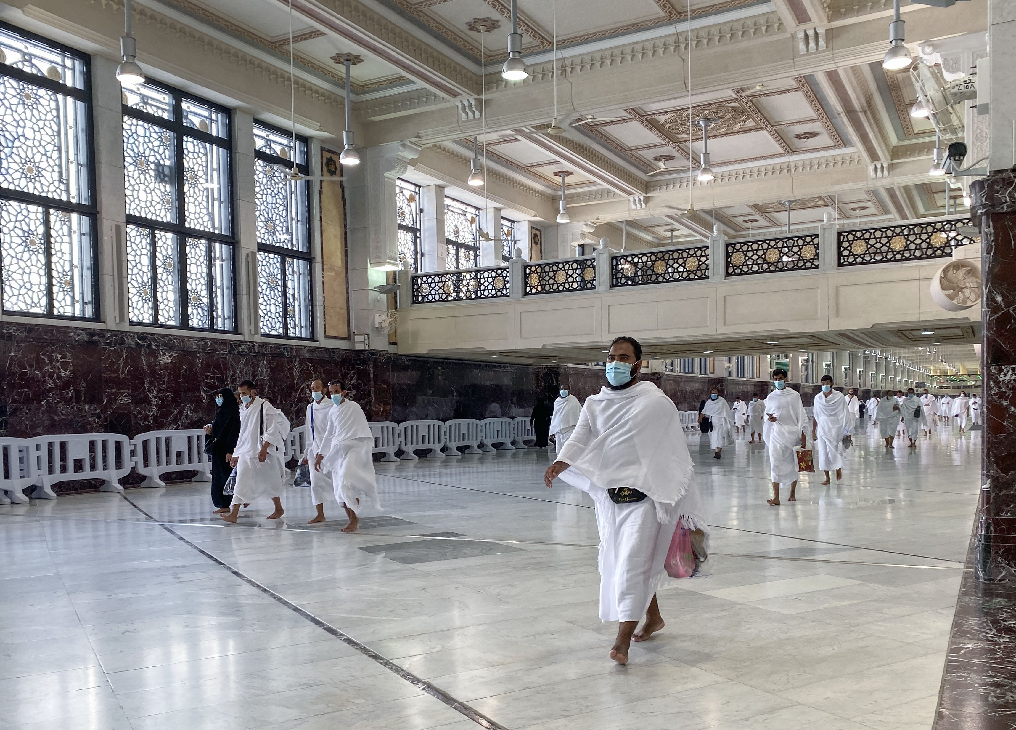 Warga Saudi dan warga asing yang tinggal di Arab Saudi melakukan umrah di Komplek Masjidil Haram di Mekah, (4/10).