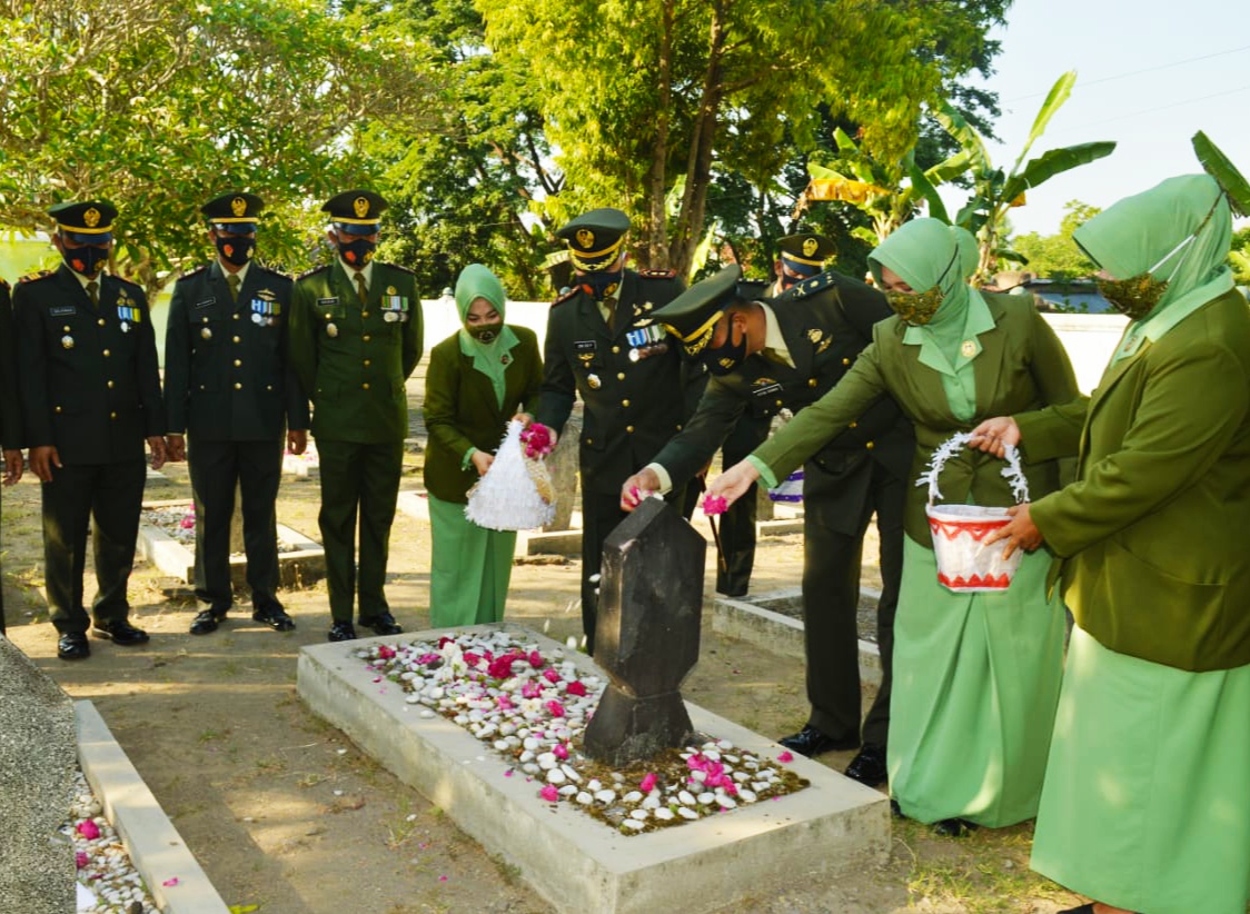 Dandim 0723 Klaten, Letkol (Inf) Joni Eko Prasetyo menabur bunga di Taman Makam Pahlawan
