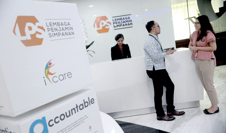 Karyawan berbincang di kantor Lembaga Penjamin Simpanan (LPS) di kawasan SCBD, Jakarta.