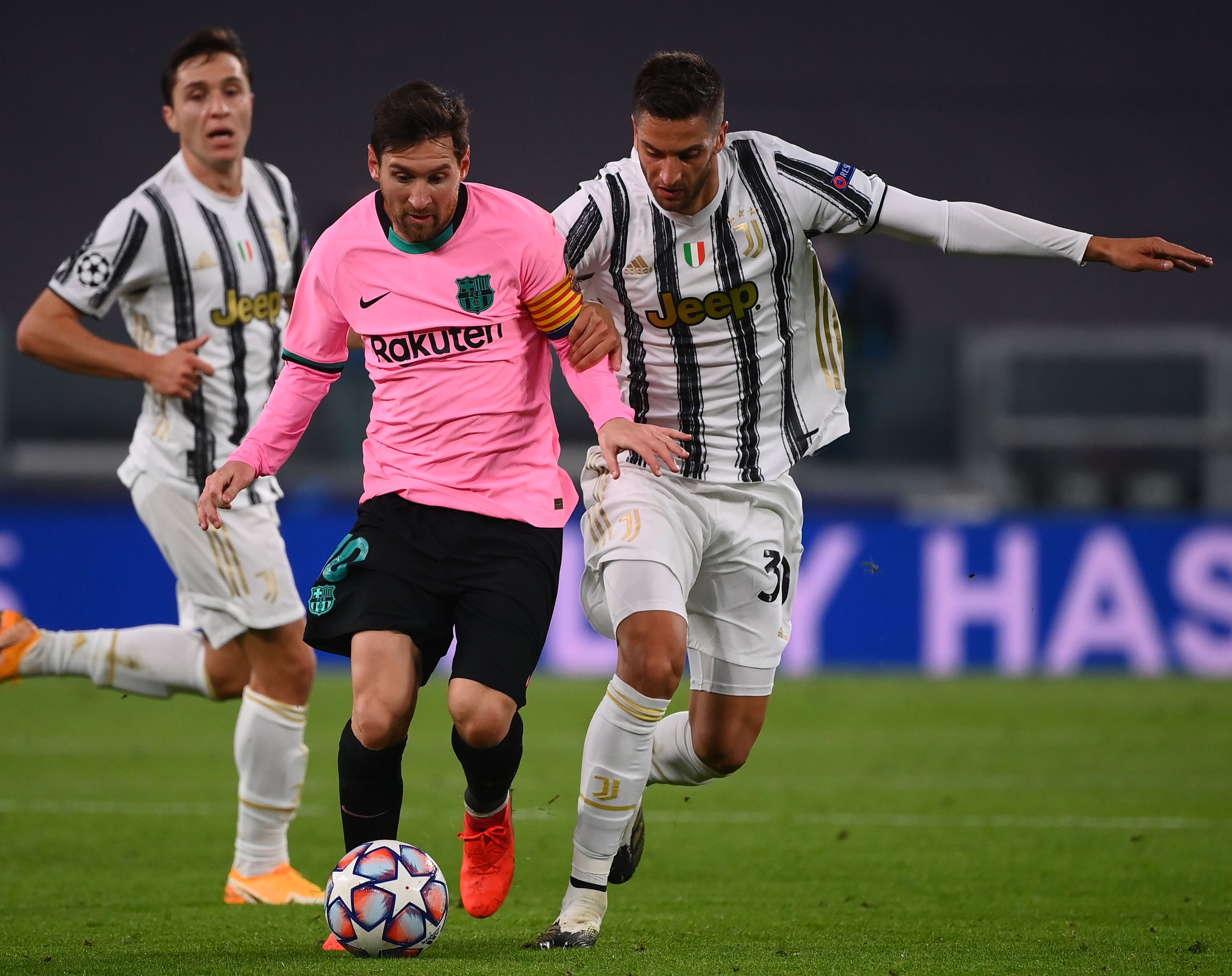 Messi dikepung pemain Juventus