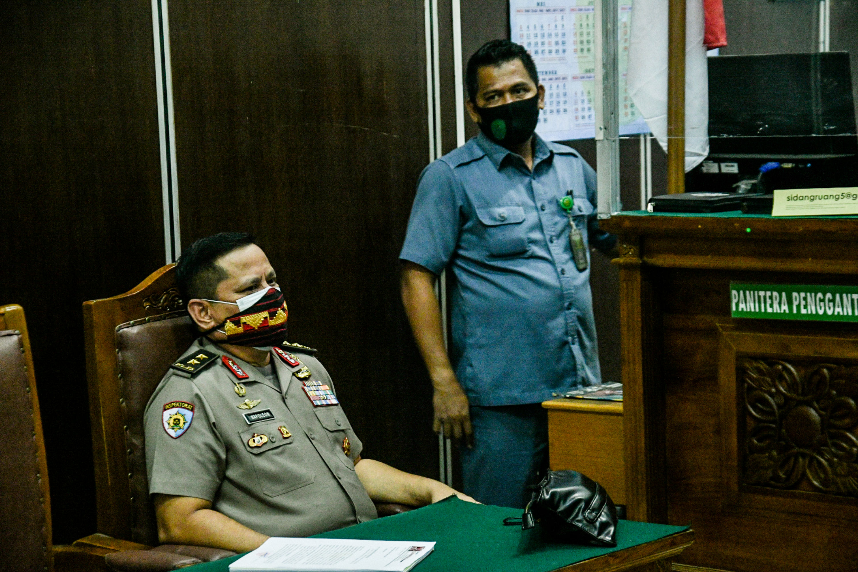  Kepala Divisi Hubungan Internasional (Kadiv Hubinter) Polri Irjen Napoleon Bonaparte (kiri)