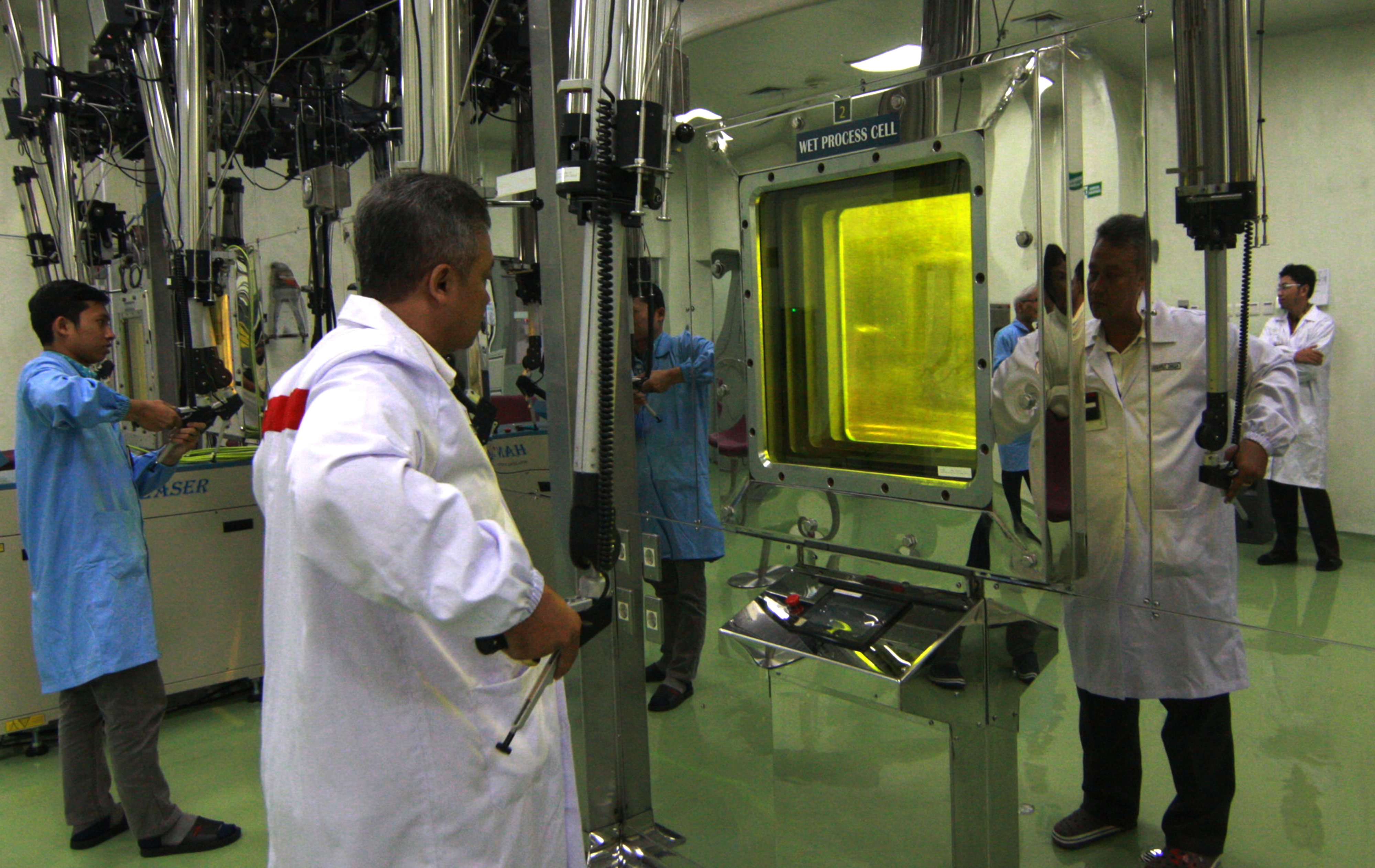 Ilmuwan nuklir menggunakan manipulator tengah memproduksi Radioisotop dan Radiofarmaka di ruang Hotcell milik BATAN Puspiptek Serpong.