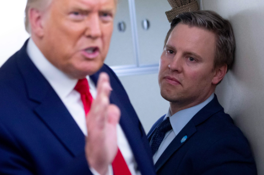 Bill Stepien yang merupakan manajer kampanye Donald Trump (kanan).