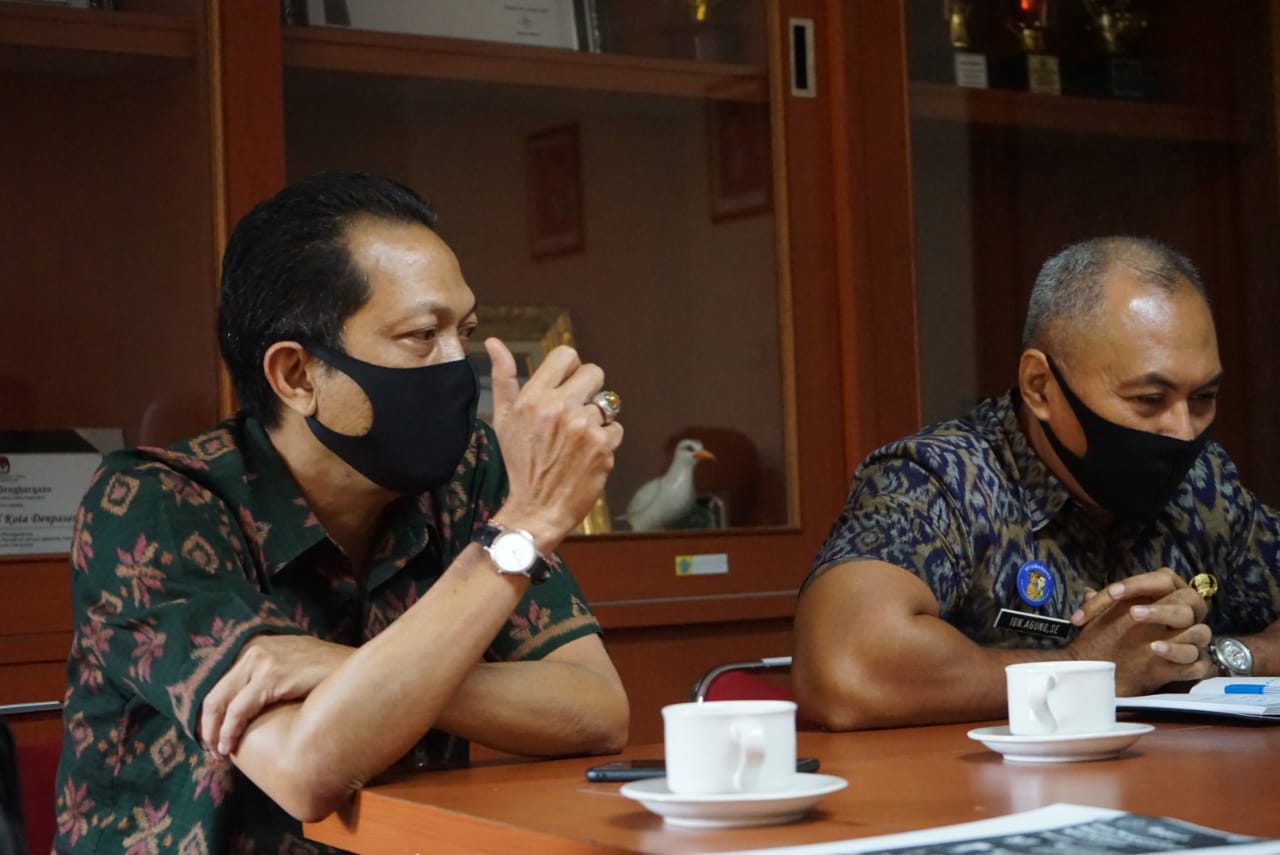 Kadis Dukcapil Kota Denpasar, Dewa Gde Juli Artabrata didampingi Kabid Inovasi Pelayanan, I Gusti Ngurah Agung