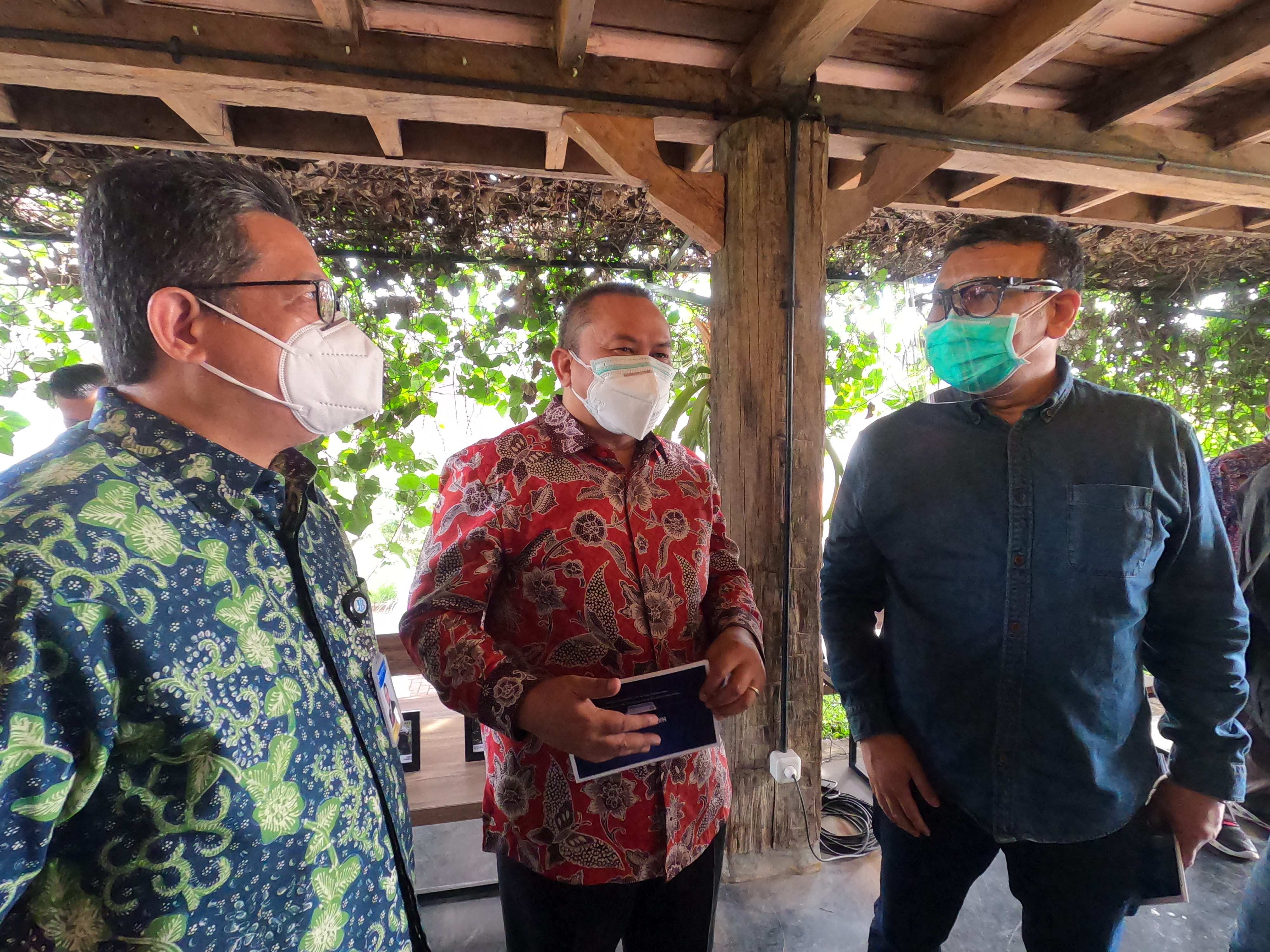  Sebanyak 18 anggota Komisi XI DPR RI didampingi pejabat OJK melakukan kunjungan ke Bandung, Senin (12/10).