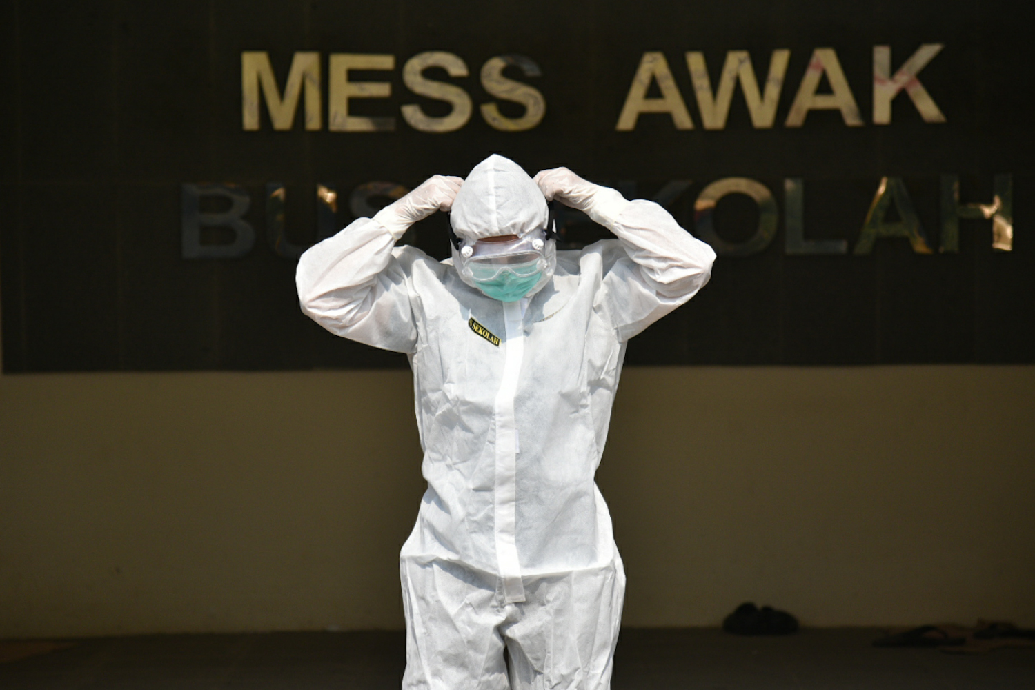  Petugas mengenakan APD bersiap diri sebelum menjemput pasien covid-19. Kebutuhan APD di masa pandemi saat ini sangat tinggi.