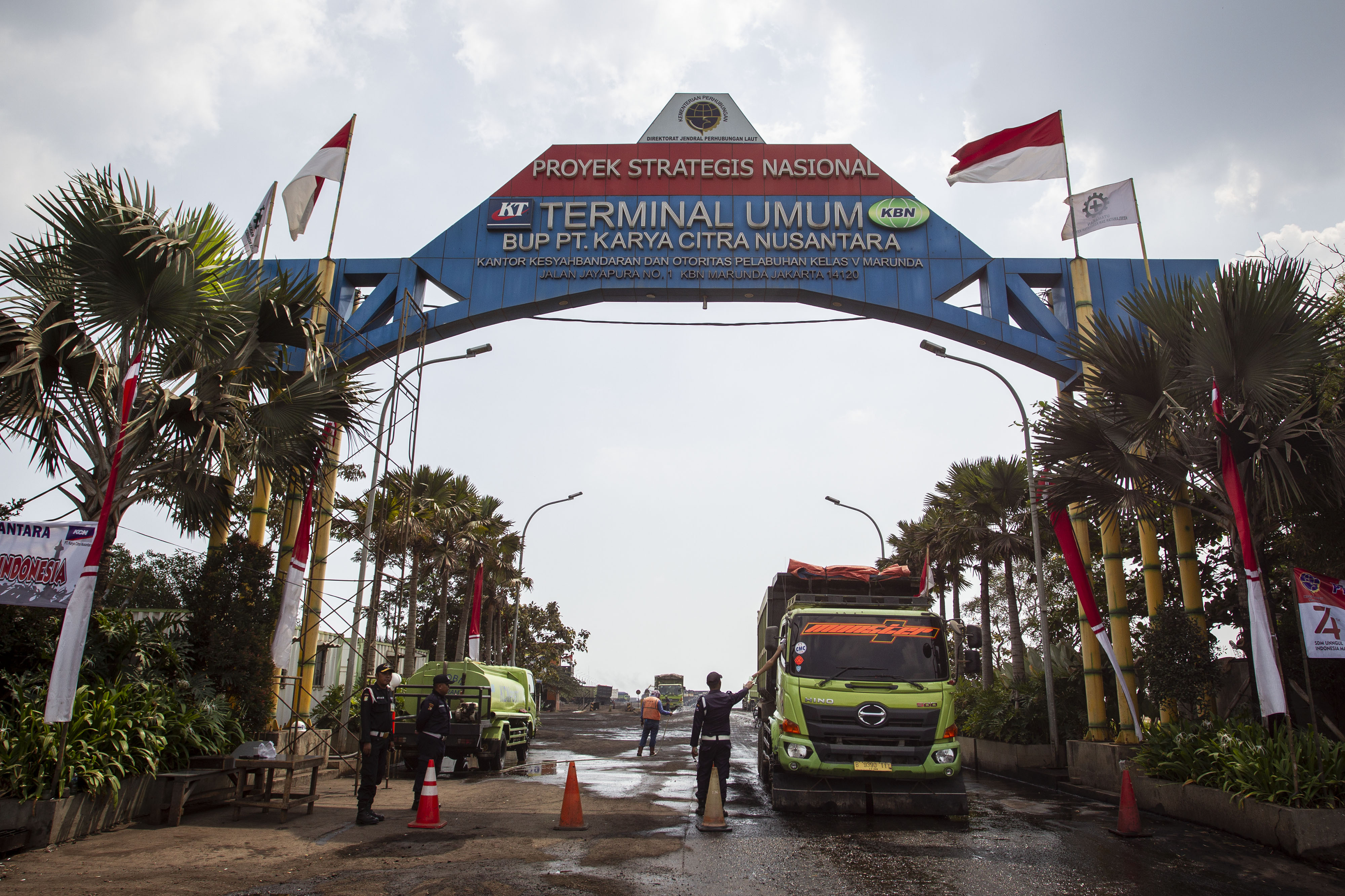 Truk yang telah melakukan bongkar muat berjalan keluar dari pier 1 Pelabuhan PT Karya Citra Nusantara (KCN), Marunda