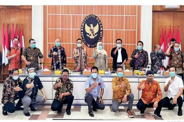 Menko Polhukam Mahfud MD (keempat dari kiri) didampingi Gubernur Jawa Timur Khofifah Indar Parawansa (tengah) dan jajaran Kemenko Polhukam 