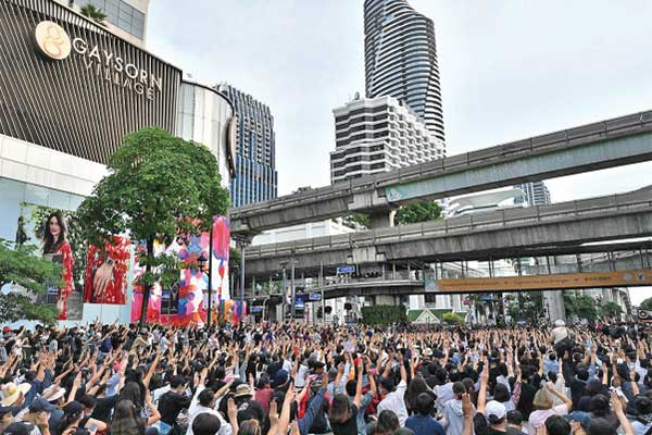 Para pengunjuk rasa prodemokrasi melakukan penghormatan tiga jari selama unjuk rasa di persimpangan lalu lintas di Bangkok