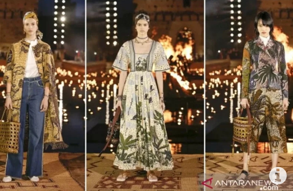 Koleksi Dior Cruise 2020 yang menggunakan material dengan teknik lilin serupa pembatikan. Namun Dior menggunakan teknik lilin asal Afrika.