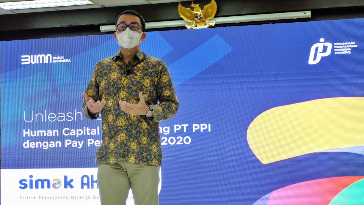 Direktur SDM, Keuangan dan Umum PT PPI (Persero) Kindy Rinaldy Syahrir memberikan paparan.