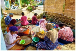 Ada lapangan pekerjaan bagi ibu-ibu dan pemuda masyarakat sekitar untuk membantu proses pasca panen. 