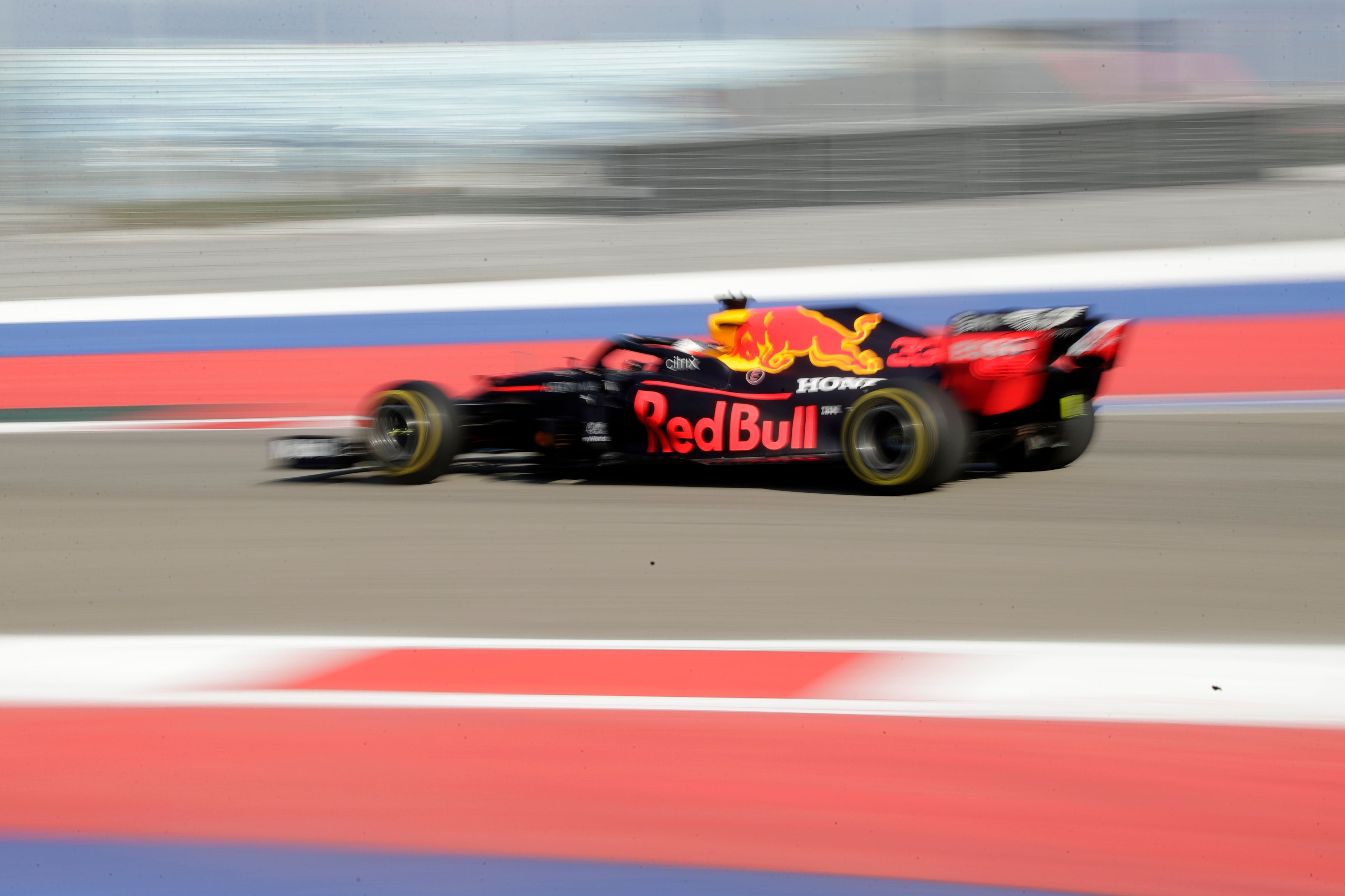 Mobil Red Bull yang dikemudikan Max Verstappen beraksi di GP Rusia.