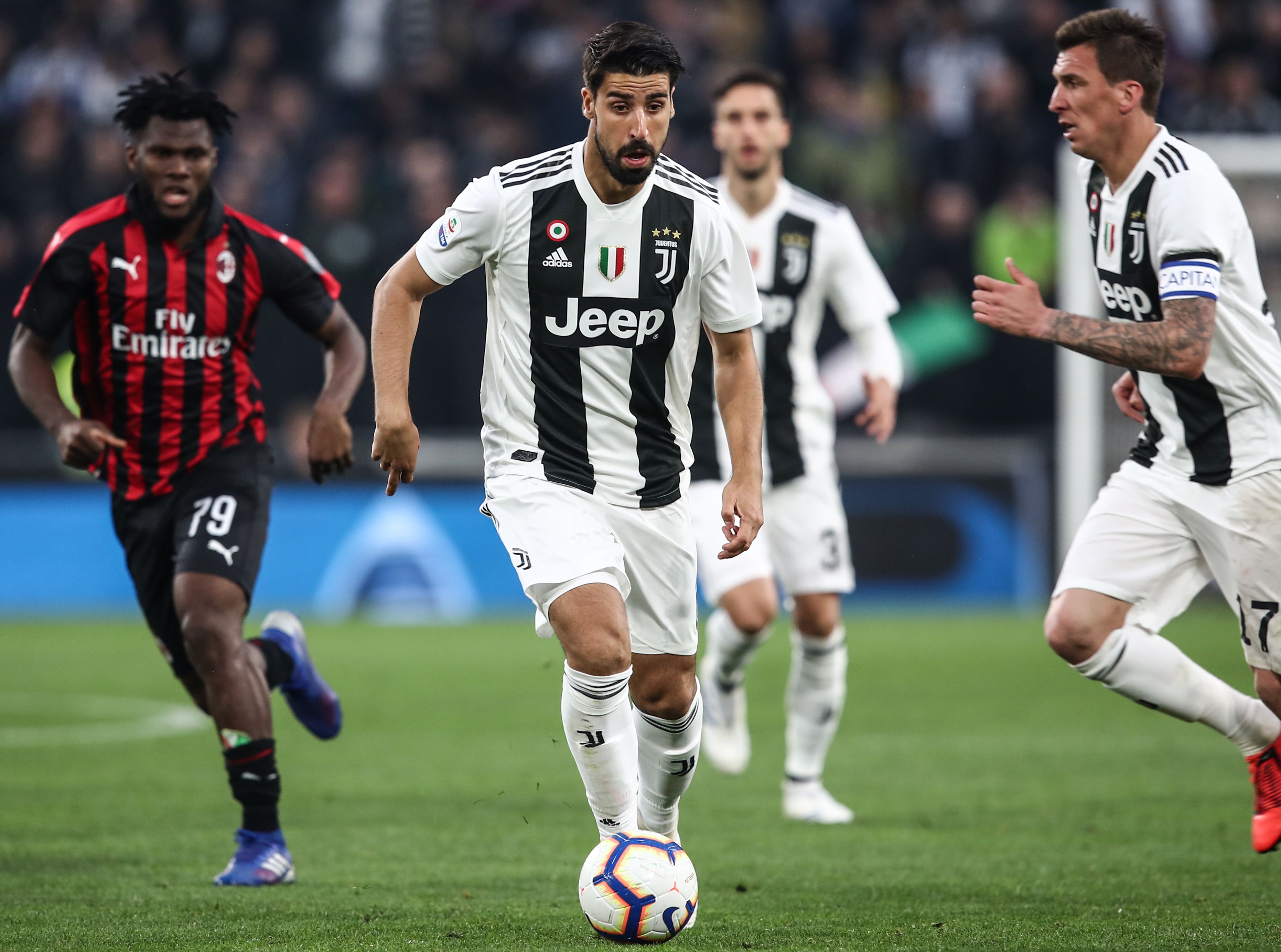 Pemain Juventus Sami Khedira (tengah)