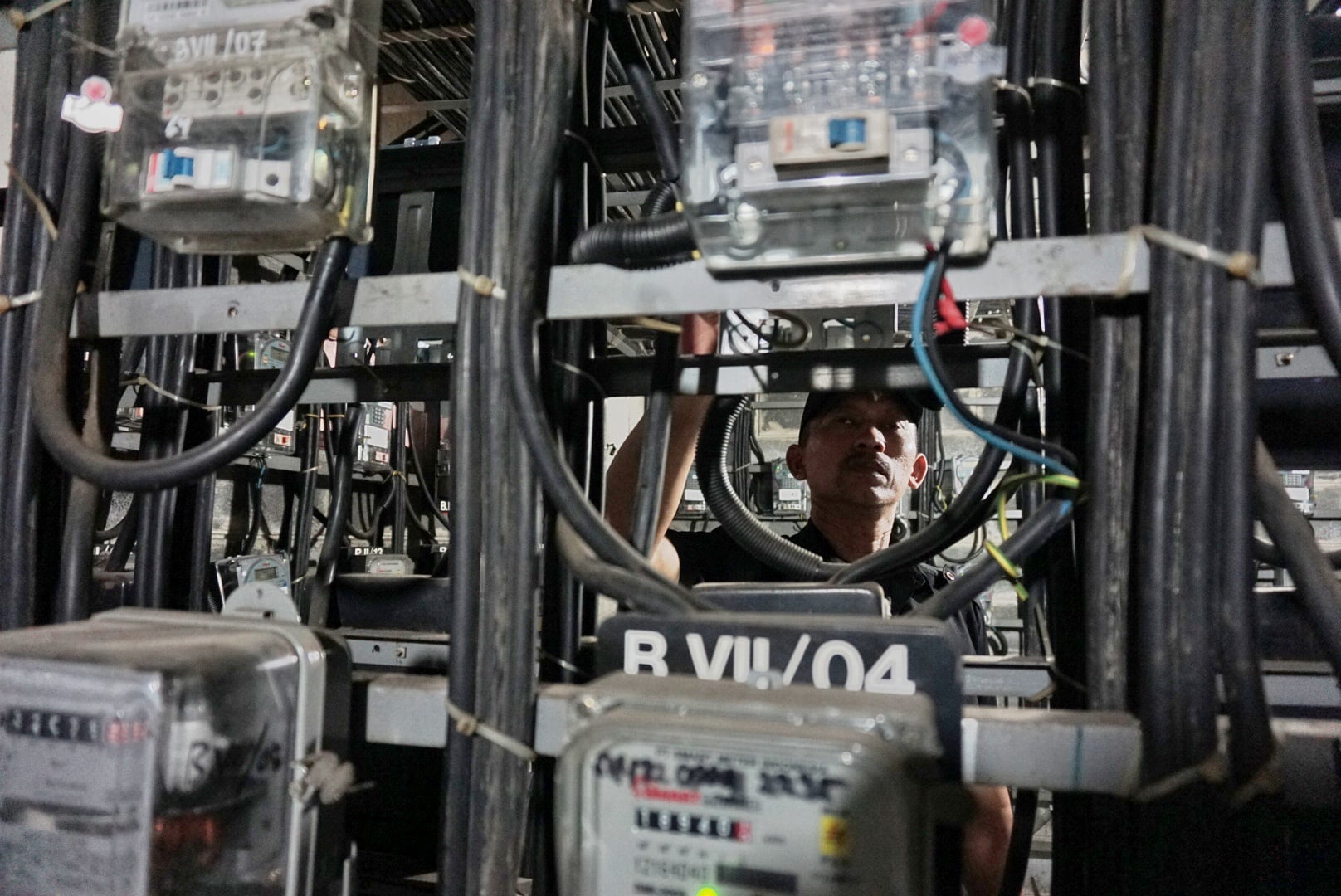 PT PLN (persero) menurunkan tarif listrik mulai kemarin hingga Desember 2020.