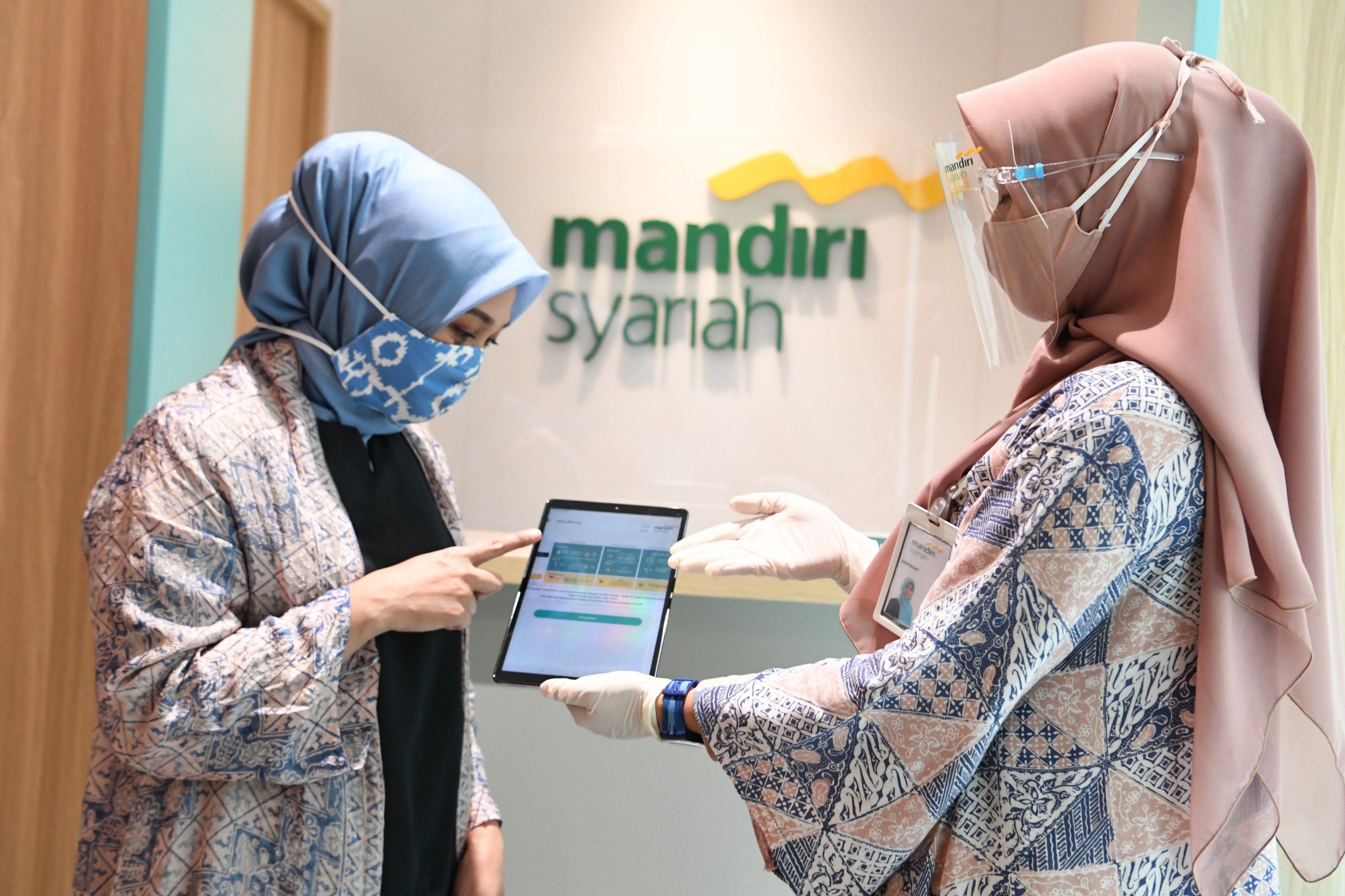 Pegawai Mandiri Syariah melayani nasabah di Digital Branch Plaza Mandiri, Jakarta, Jumat (2/10/2020).