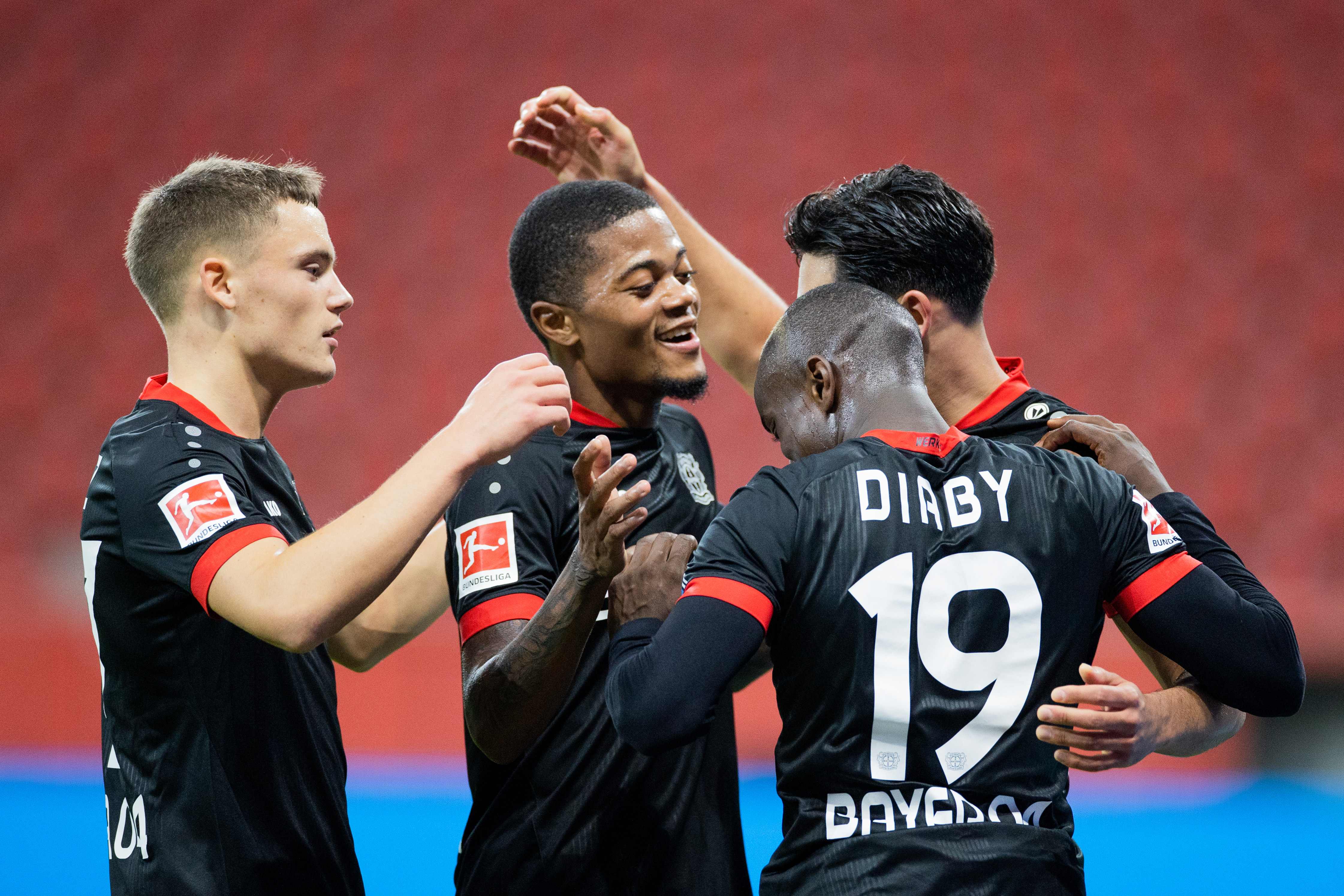 Penyerang Leverkusen Moussa Diaby (kanan) melakukan selebrasi usai mencetak gol ke gawang Augsburg di laga Bundesliga.