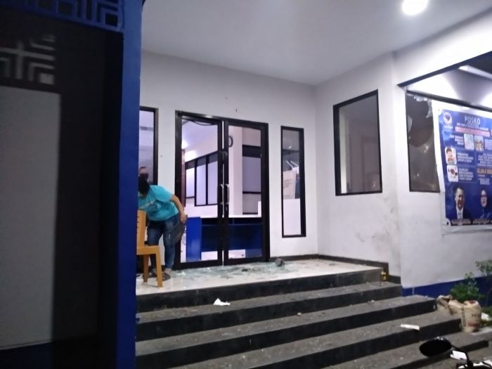 Kantor Partai NasDem Kota Makassar dirusak massa yang anarkistis saat menggelar unjuk rasa menolak UU Cipta Kerja, Kamis (22/10/2020).