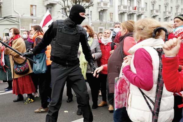 Para pensiunan berdebat dengan polisi saat berunjuk rasa menuntut pengunduran diri Presiden Alexander Lukashenko di Minsk
