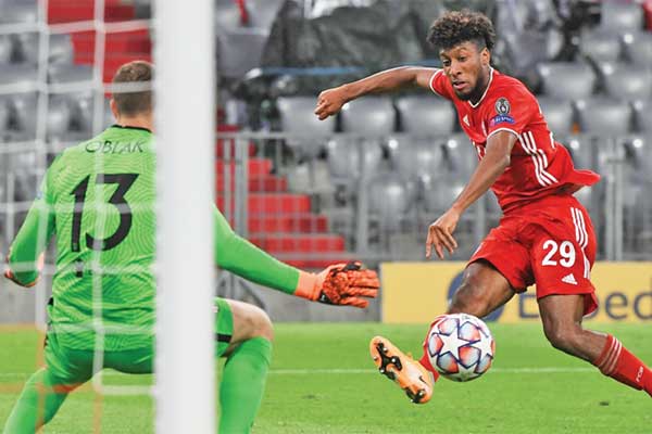 Striker Bayern Muenchen Kingsley Coman (kanan) mencetak gol ke gawang Atletico Madrid di laga penyisihan Liga Champions, kemarin