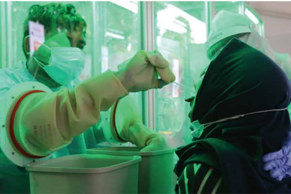 Petugas sedang melakukan pemeriksaan swab kepada seorang pasien