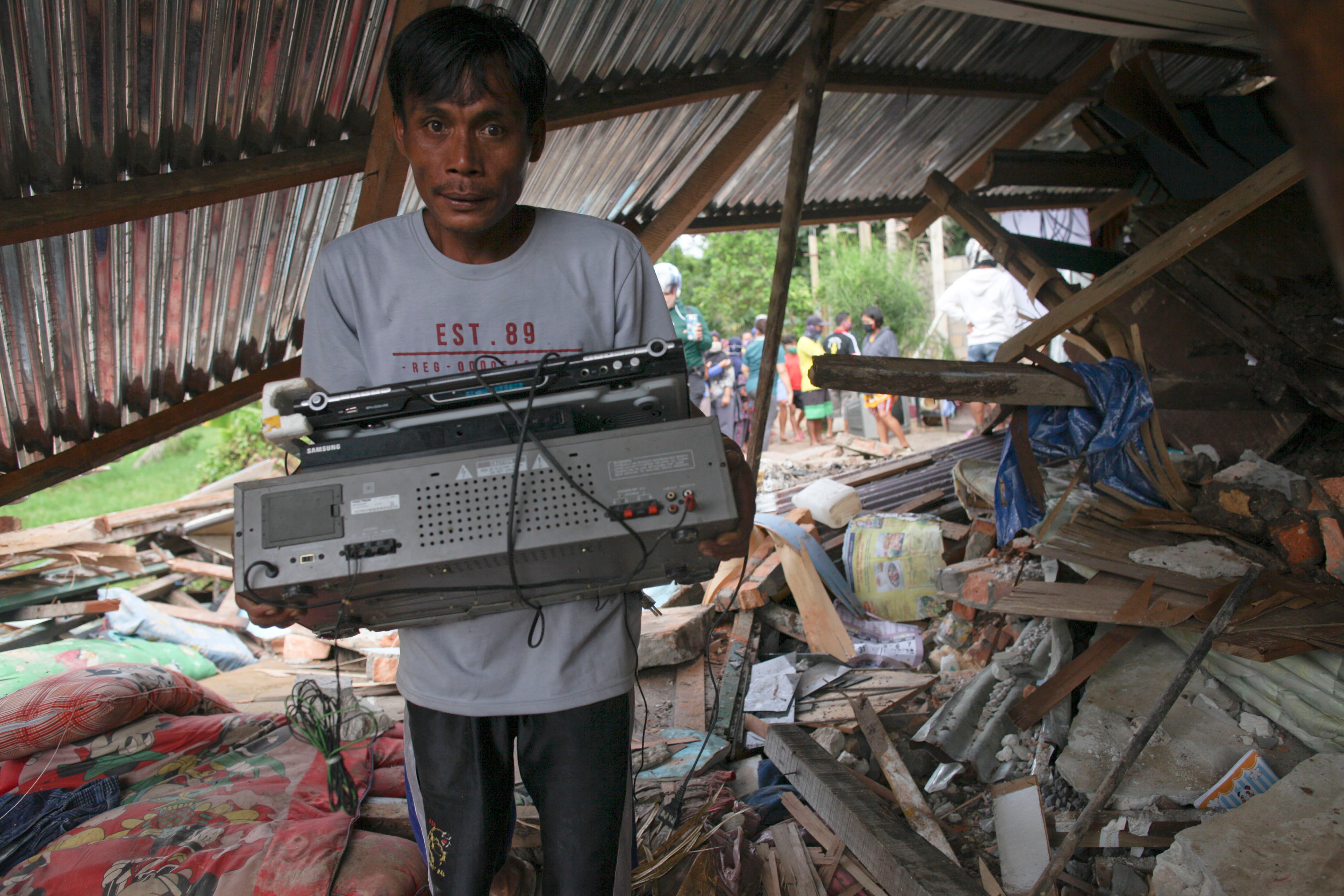 Salah satu warga yang menjadi korban tanah longsor di Tarakan, Kalimantan Utara.