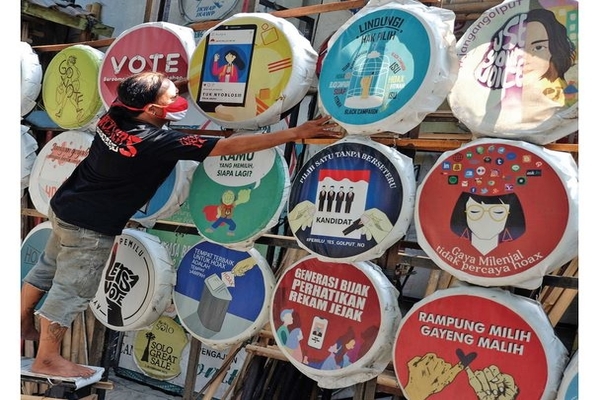Ilustrasi -- Relawan memasang poster partisipasi pilkada di Markas Republik Aeng-Aeng, Surakarta, Jawa Tengah, kemarin.