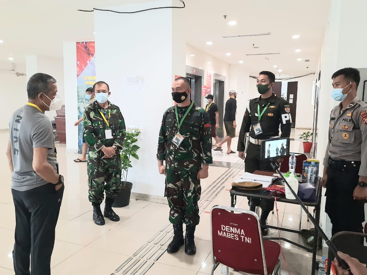 Koordinator RSDC 19 Wisma Atlet Mayjen TNI Tugas Ratmono saat mengecek kesiapan personel TNI dan Polri di zona hijau Tower 2 Wisma Atlet.