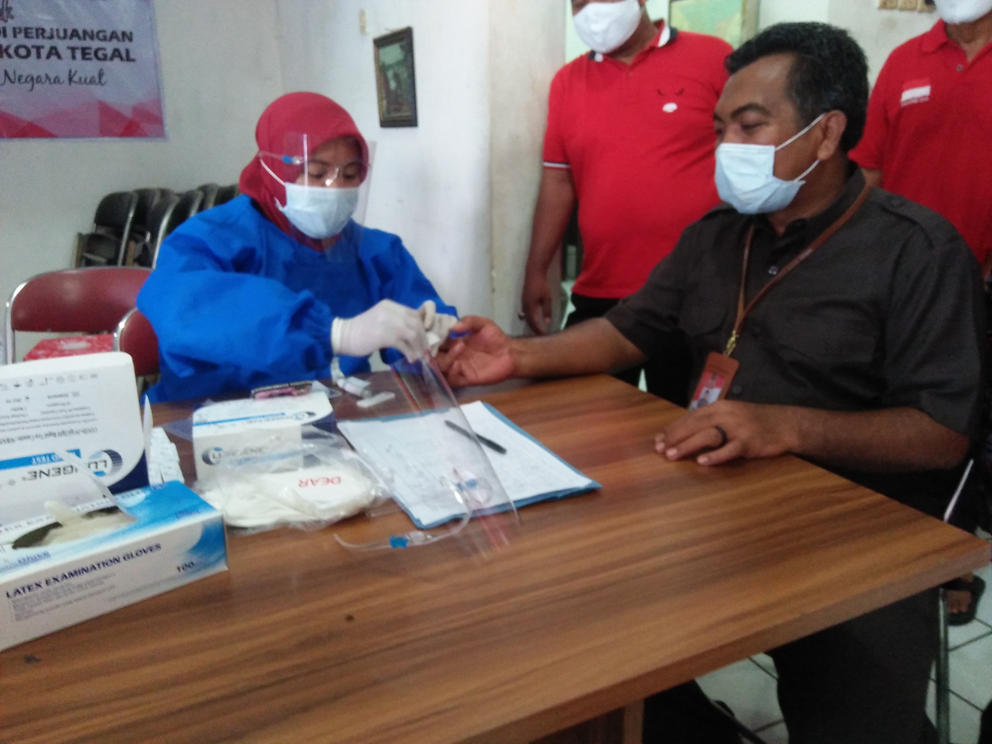 Pengurus struktural PDI Perjuangan mengikuti rapid test yang diselenggarakan legislator Dewi Aryani.