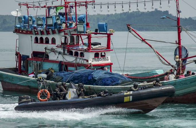 Ilustrasi penangkapan kapal ikan yang diduga melakukan ilegal fishing. 