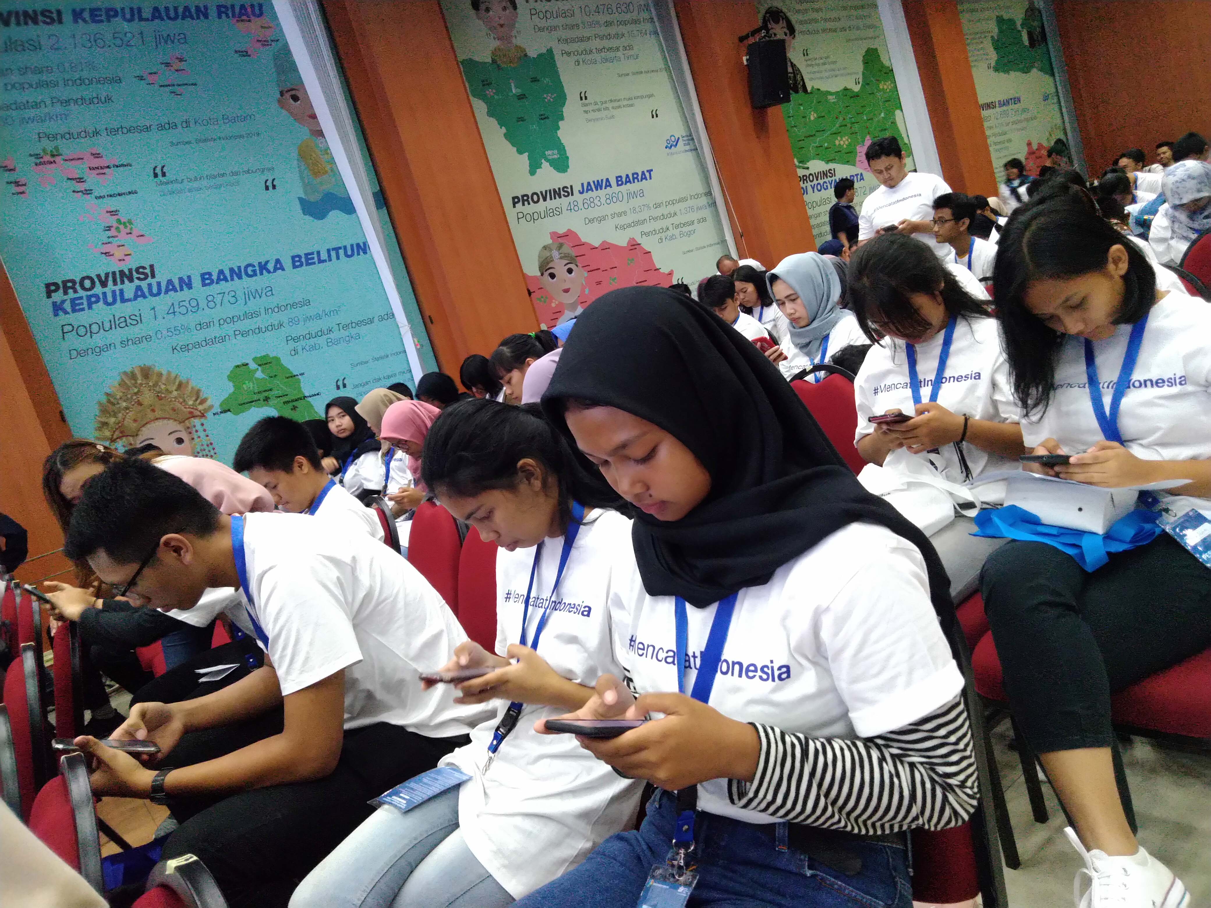 Para milenial mengisi sensus secara online melalui sensus.bps.go.id, saat Launching Sensus Penduduk 2020 Milenial, di BPS, Jakarta.