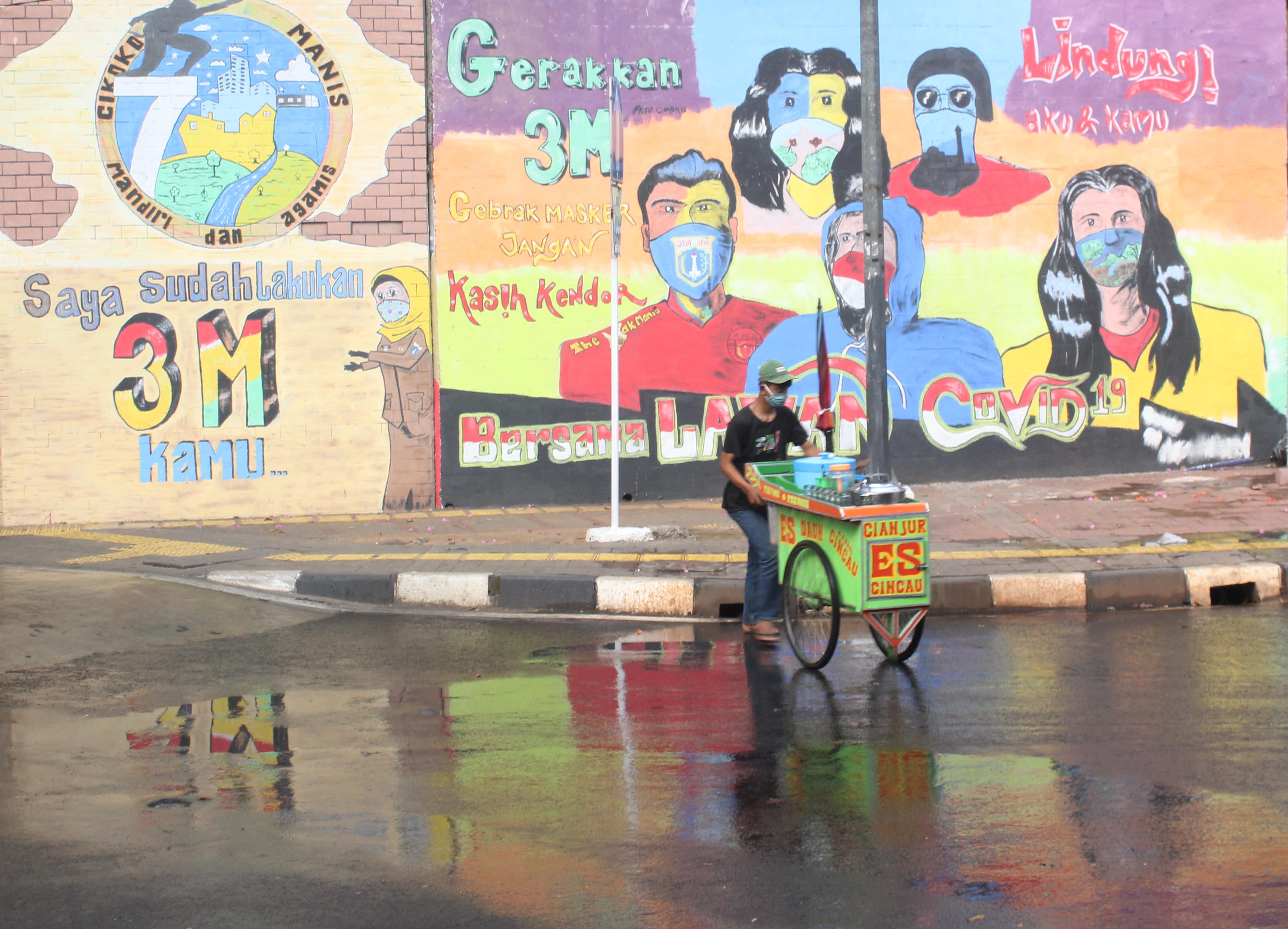 Sosialisasi 3M lewat mural di Cawang, Jakarta